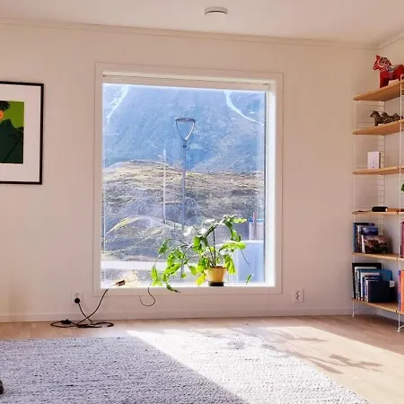 Two-story With Private Deck Appartement