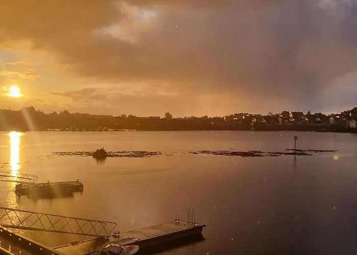 Two-story With Private Deck 公寓 *